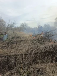 ​Огнеборцы ПЧ Хомутовского района на тушении сухой травы