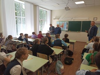 ​Тематическая беседа "Безопасное лето" в МБОУ Полевской лицей
