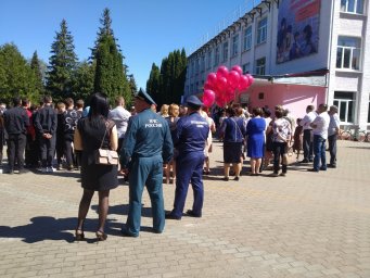 ​Огнеборцы обеспечивали безопасность на последних звонках