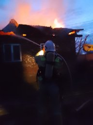 ​Огнеборцы на тушении дома в с. Клюква