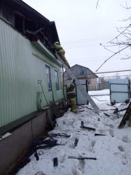 ​Огнеборцы ПЧ Хомутовского района потушили дом