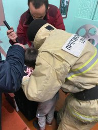 ​Фатежские пожарные высвободили руку ребенка