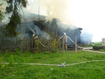 ​Медвенские пожарные тушили нежилой дом