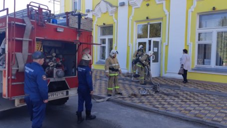 ​Хомутовские пожарные провели пожарно-тактическое занятие