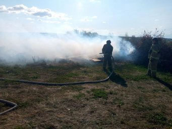 ​Огнеборцы ПЧ Рыльского района на тушении возгорания