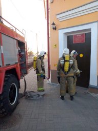 Пожарно-тактические занятия на территории Фатежского &laquo;Дома народного творчества&raquo;.
