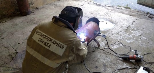 Работники Противопожарной службы Курской области изготавливают печи для участников СВО