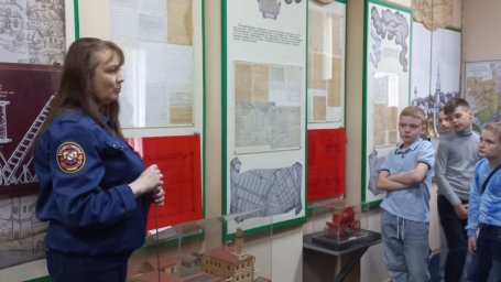 ​В преддверии каникул ученики СОШ №41 посетили Пожарно-спасательный музей
