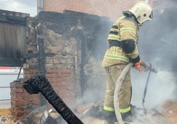 ​Огнеборцы ПЧ Октябрьского района на тушении возгорания