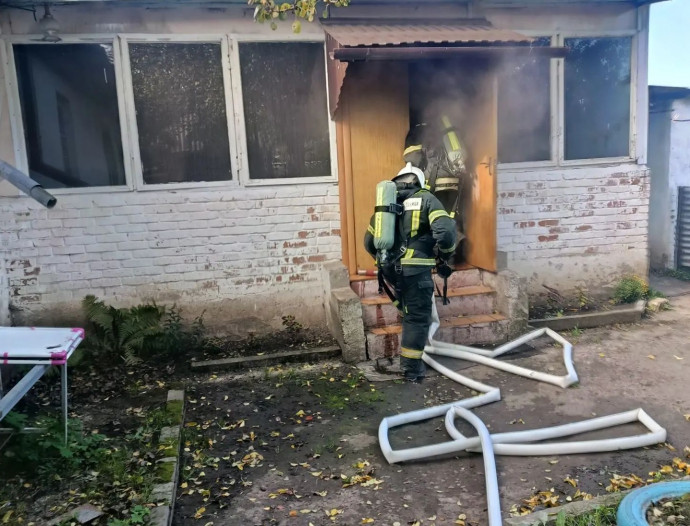 ​Огнеборцы на тушении пожара в поселке Прямицыно