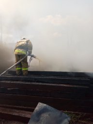 ​Октябрьские пожарные потушили вагончик, охваченный огнём!