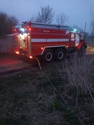​Солнцевские пожарные ликвидируют горение сухой травы.