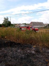 ​Огнеборцы ПЧ Рыльского района на тушении сухой травы на ул. Кирова в городе Рыльске