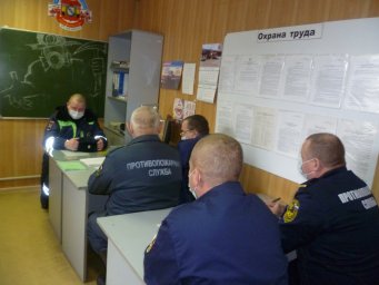 ​Сотрудник ГИБДД провел занятия с работниками пожарной части Медвенского района