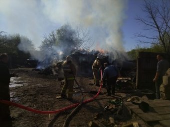 Глушковские пожарные не допустили распространения огня