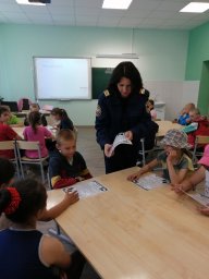 ​В пришкольных лагерях Медвенского района с детьми проводятся беседы "Мои безопасные каникулы"