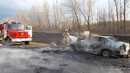 ​Горшеченские пожарные тушили автомобиль