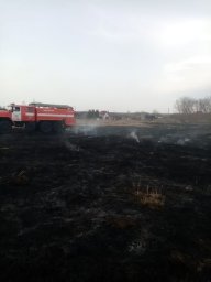 ​Огнеборцы Курского района борются с горящей сухой травой