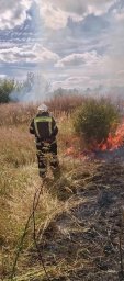 ​Огнеборцы ПЧ Золотухинского района на тушении сухой травы в с. Щурово