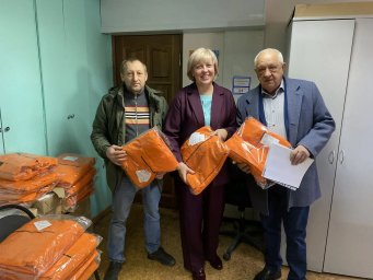 Поддержка добровольчества: новая партия защитных костюмов передана пожарным-добровольцам