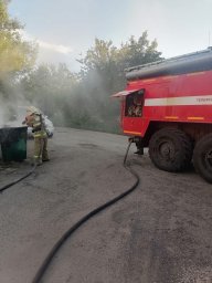​Рыльские и Дмитриевские огнеборцы устранили горение мусора