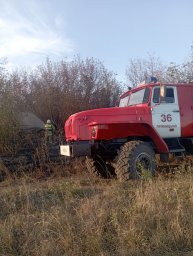 ​Октябрьские пожарные на тушении сухой травы