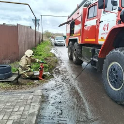 ​Огнеборцы ПЧ Железногорского и Солнцевского районов проводят занятия и проверяют противопожарное во
