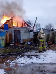 ​Огнеборцы Рыльского и Советского районов на ликвидации пожаров в сараях