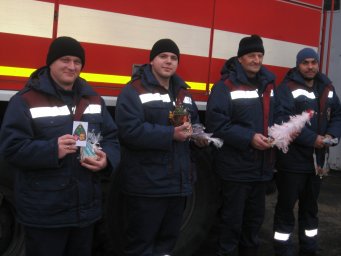 ​Школьники Обоянского района поздравили огнеборцев с Днем Спасателя